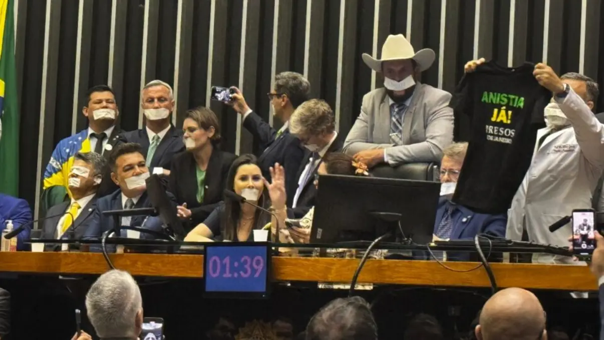 Oposição bloqueia sessões do Congresso em protesto contra decisão de Moraes. Parlamentares exigem reunião para discutir anistia aos envolvidos nos atos de 8 de janeiro e impeachment do ministro. Tenção aumenta entre base governista e oposição.