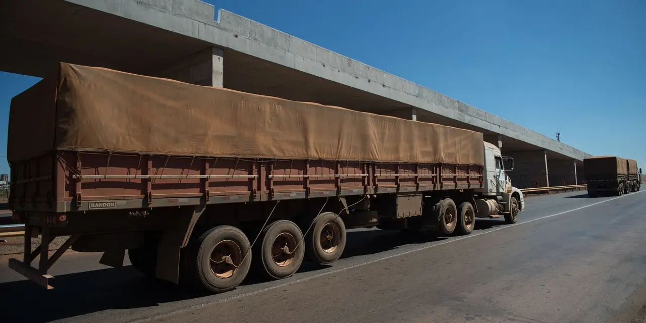 Setor de serviços cresce 0,3% em junho, marcando quinta alta consecutiva e atingindo novo recorde. Pesquisa do IBGE aponta expansão de 2,8% em relação a junho de 2022, impulsionada pelo transporte.