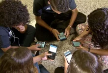 Pesquisa inédita da Universidade de Stanford revela impacto positivo da proibição de celulares nas escolas do Rio de Janeiro. Desempenho em matemática aumentou 25,7% e em português, 13,5%, equivalente a um bimestre a mais de aprendizagem.