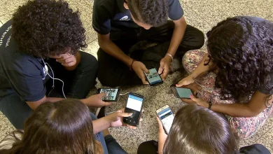 Pesquisa inédita da Universidade de Stanford revela impacto positivo da proibição de celulares nas escolas do Rio de Janeiro. Desempenho em matemática aumentou 25,7% e em português, 13,5%, equivalente a um bimestre a mais de aprendizagem.