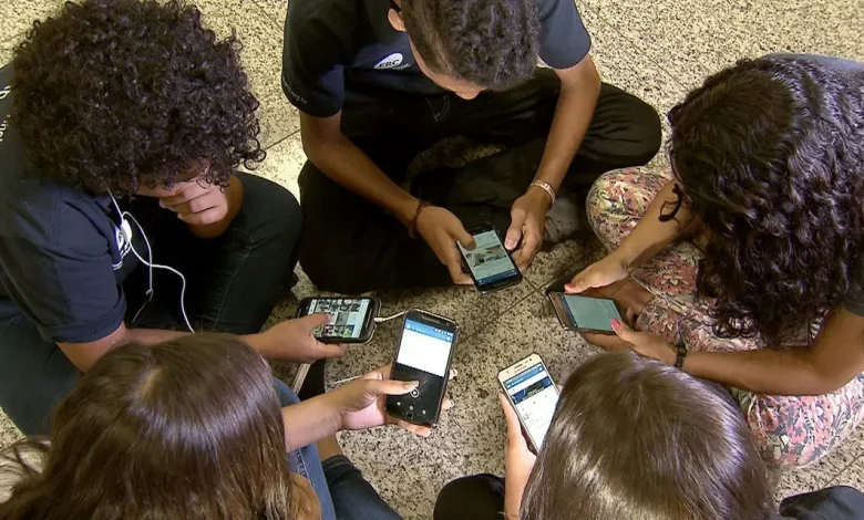 Pesquisa inédita da Universidade de Stanford revela impacto positivo da proibição de celulares nas escolas do Rio de Janeiro. Desempenho em matemática aumentou 25,7% e em português, 13,5%, equivalente a um bimestre a mais de aprendizagem.