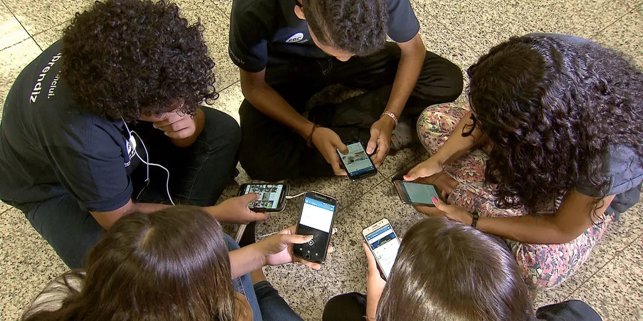 Pesquisa inédita da Universidade de Stanford revela impacto positivo da proibição de celulares nas escolas do Rio de Janeiro. Desempenho em matemática aumentou 25,7% e em português, 13,5%, equivalente a um bimestre a mais de aprendizagem.