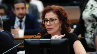 Ministro Gilmar Mendes pede inclusão de acusação de perseguição armada na solicitação de extradição da deputada Carla Zambelli para a Itália. Zambelli está presa na Itália após ser detida por porte ilegal de arma e constrangimento ilegal.