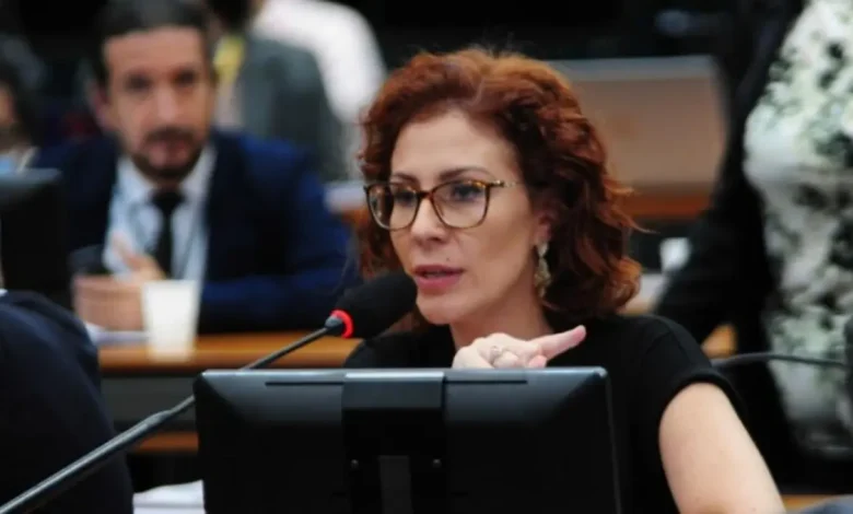 Gilmar Mendes pede inclusão de acusação de perseguição armada na extradição de Zambelli para a Itália 1 Ministro Gilmar Mendes pede inclusão de acusação de perseguição armada na solicitação de extradição da deputada Carla Zambelli para a Itália. Zambelli está presa na Itália após ser detida por porte ilegal de arma e constrangimento ilegal.