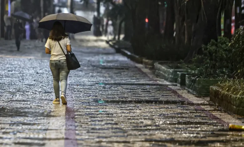 Dia dos Pais com clima contrastante no Brasil. Centro-Sul enfrenta frio intenso com risco de geada e neve, enquanto Norte e Nordeste têm calor e chuvas intensas.