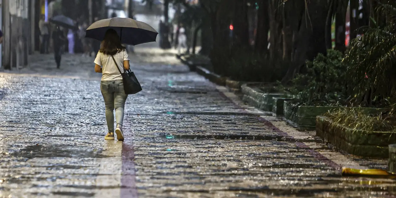 Dia dos Pais com clima contrastante no Brasil. Centro-Sul enfrenta frio intenso com risco de geada e neve, enquanto Norte e Nordeste têm calor e chuvas intensas.