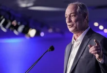 Ciro Gomes planeja se tornar principal opositor a Lula em 2026. Aliados trabalham em estratégia para candidatura independente com foco em críticas a Lula e aproximação com bolsonaristas. A saída do PDT e filiação ao PSDB são consideradas para ampliar chances de sucesso.