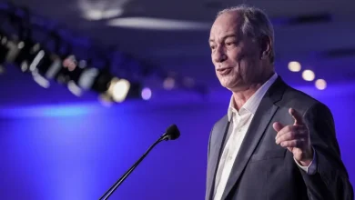 Ciro Gomes planeja se tornar principal opositor a Lula em 2026. Aliados trabalham em estratégia para candidatura independente com foco em críticas a Lula e aproximação com bolsonaristas. A saída do PDT e filiação ao PSDB são consideradas para ampliar chances de sucesso.