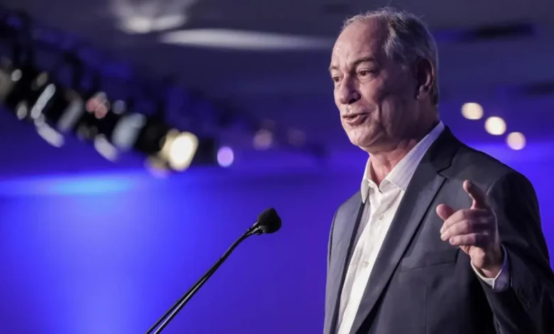 Ciro Gomes mira 2026: candidatura independente, críticas a Lula e aproximação com bolsonaristas 1 Ciro Gomes planeja se tornar principal opositor a Lula em 2026. Aliados trabalham em estratégia para candidatura independente com foco em críticas a Lula e aproximação com bolsonaristas. A saída do PDT e filiação ao PSDB são consideradas para ampliar chances de sucesso.