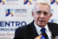 Ex-presidente colombiano Álvaro Uribe condenado a 12 anos de prisão por fraude processual e suborno de testemunha. Sentença inclui prisão domiciliar, multa e inabilitação para cargos públicos. Defesa recorre à decisão.