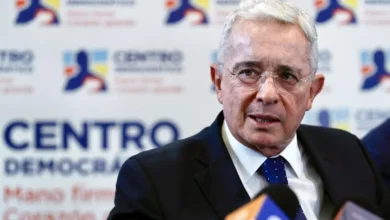 Ex-presidente colombiano Álvaro Uribe condenado a 12 anos de prisão por fraude processual e suborno de testemunha. Sentença inclui prisão domiciliar, multa e inabilitação para cargos públicos. Defesa recorre à decisão.