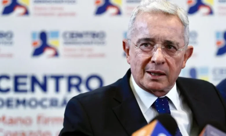 Álvaro Uribe Condenado a 12 Anos de Prisão 1 Ex-presidente colombiano Álvaro Uribe condenado a 12 anos de prisão por fraude processual e suborno de testemunha. Sentença inclui prisão domiciliar, multa e inabilitação para cargos públicos. Defesa recorre à decisão.