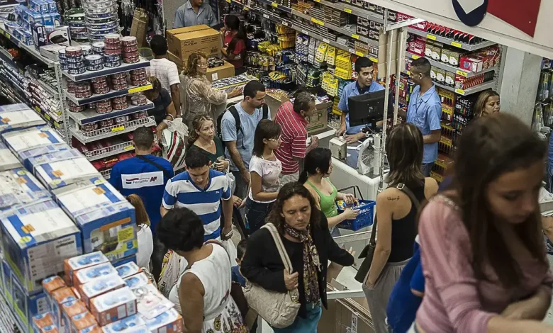 Vendas do Varejo Registram Queda de 0,1% em Junho de 2025, mas Crescimento de 1,8% no Primeiro Semestre. 1 IBGE divulga queda de 0,1% nas vendas do varejo em junho de 2025, mas aumento de 0,3% em relação ao mesmo mês de 2024. Acumulado do primeiro semestre mostra crescimento de 1,8%.