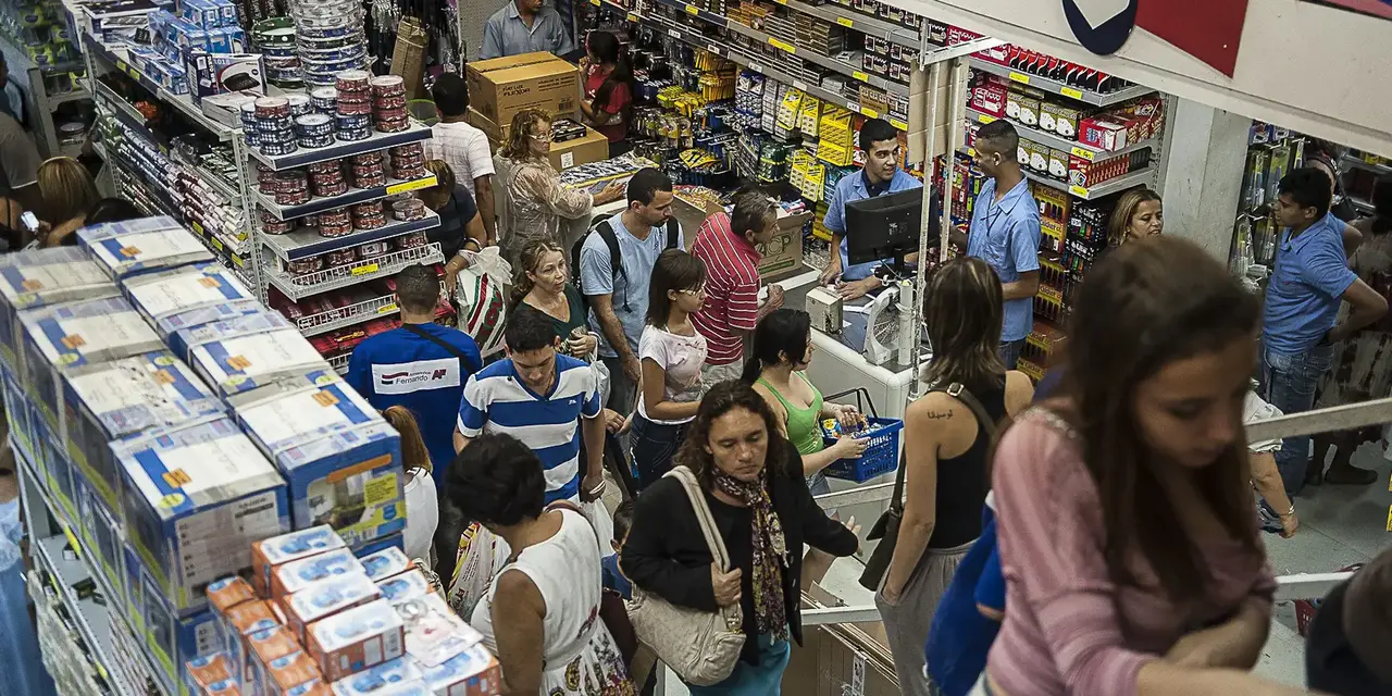 IBGE divulga queda de 0,1% nas vendas do varejo em junho de 2025, mas aumento de 0,3% em relação ao mesmo mês de 2024. Acumulado do primeiro semestre mostra crescimento de 1,8%.
