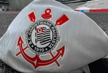 Corinthians vive semana crucial com clássico contra o Palmeiras e votação sobre o futuro do presidente. Pressão por resultados dentro de campo e instabilidade política marcam o momento delicado do clube. O destino do Corinthians está em jogo.