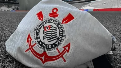 Corinthians vive semana crucial com clássico contra o Palmeiras e votação sobre o futuro do presidente. Pressão por resultados dentro de campo e instabilidade política marcam o momento delicado do clube. O destino do Corinthians está em jogo.