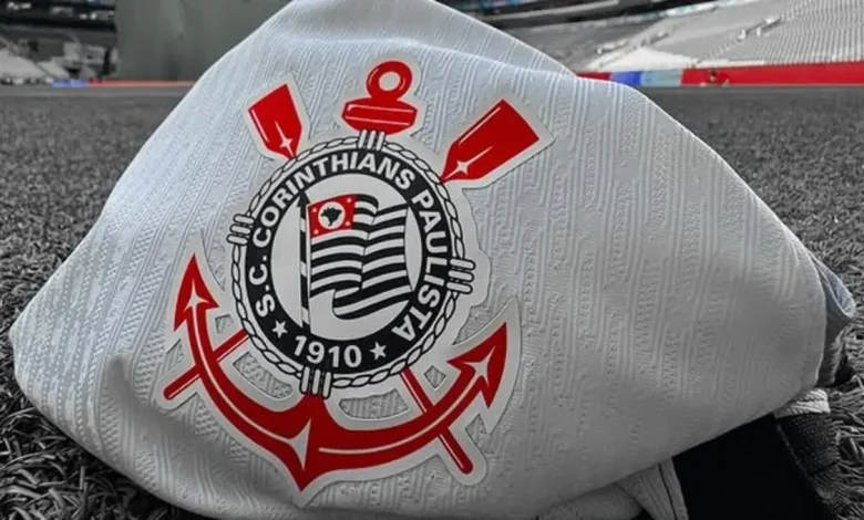 Corinthians vive semana crucial com clássico contra o Palmeiras e votação sobre o futuro do presidente. Pressão por resultados dentro de campo e instabilidade política marcam o momento delicado do clube. O destino do Corinthians está em jogo.