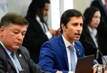 CPMI do INSS inicia trabalhos com clima tenso entre governo e oposição. Discussão sobre plano de trabalho e foco nas investigações nos últimos quatro governos.