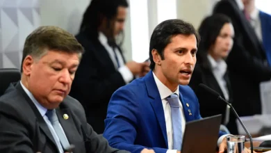 CPMI do INSS inicia trabalhos com clima tenso entre governo e oposição. Discussão sobre plano de trabalho e foco nas investigações nos últimos quatro governos.
