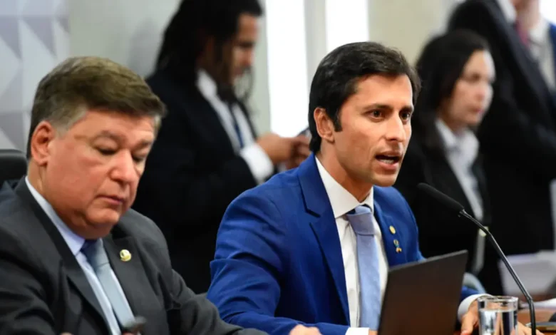 CPMI do INSS: Tenso início com foco em investigações nos últimos quatro governos 1 CPMI do INSS inicia trabalhos com clima tenso entre governo e oposição. Discussão sobre plano de trabalho e foco nas investigações nos últimos quatro governos.