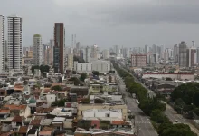 ONU aprovou planos de segurança, saúde e mobilidade para a COP30 em Belém. Especialistas avaliaram medidas para atender a 30 mil participantes, com foco em saúde, transporte e segurança. A conferência acontecerá em novembro na capital paraense.