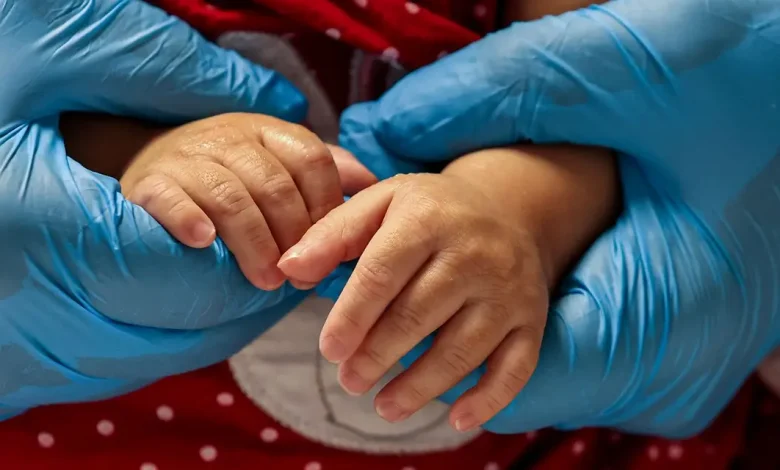 Atrofia muscular espinhal (AME) afeta cerca de 65 pessoas a cada 100 mil no Brasil anualmente. Diagnóstico precoce através do teste do pezinho é crucial para o tratamento adequado. A doença causa fraqueza muscular que pode limitar a locomoção, alimentação e respiração. Saiba mais sobre AME e suas opções de tratamento.