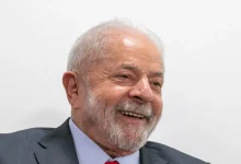 Presidente Lula defende alternativa ao dólar em meio à tensão diplomática com EUA após tarifas impostas. Economistas questionam a viabilidade da proposta, destacando a hegemonia do dólar no comércio internacional e o risco de sanções.