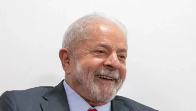 Presidente Lula defende alternativa ao dólar em meio à tensão diplomática com EUA após tarifas impostas. Economistas questionam a viabilidade da proposta, destacando a hegemonia do dólar no comércio internacional e o risco de sanções.