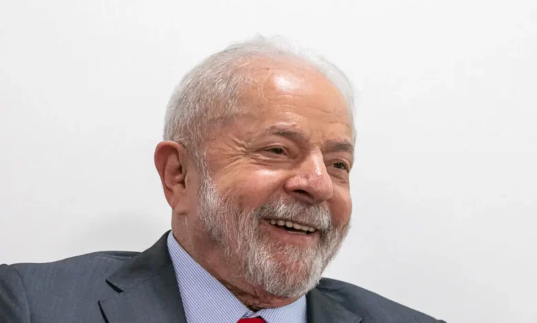 Presidente Lula defende alternativa ao dólar em meio à tensão diplomática com EUA após tarifas impostas. Economistas questionam a viabilidade da proposta, destacando a hegemonia do dólar no comércio internacional e o risco de sanções.