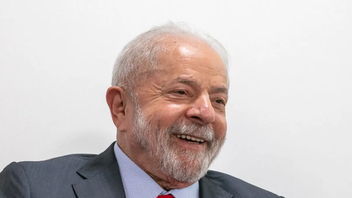 Presidente Lula defende alternativa ao dólar em meio à tensão diplomática com EUA após tarifas impostas. Economistas questionam a viabilidade da proposta, destacando a hegemonia do dólar no comércio internacional e o risco de sanções.