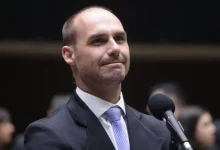 Eduardo Bolsonaro ameaça novas sanções contra autoridades brasileiras para afastar Alexandre de Moraes do STF. Deputado busca apoio de Donald Trump para impedir julgamento do ex-presidente Jair Bolsonaro. Moraes afirma ignorar as sanções e continuar com os processos.
