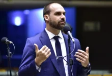 Eduardo Bolsonaro afirma que EUA pressionam STF para acelerar julgamento de Bolsonaro. Deputado busca sanções contra ministros, incluindo Alexandre de Moraes, e planeja ações na Europa.