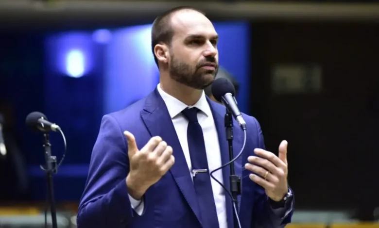 Bolsonaro Jr. acusa EUA de pressionar STF para julgamento acelerado de pai e planeja sanções contra ministros 1 Eduardo Bolsonaro afirma que EUA pressionam STF para acelerar julgamento de Bolsonaro. Deputado busca sanções contra ministros, incluindo Alexandre de Moraes, e planeja ações na Europa.