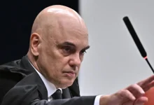 Novela "Vaza Toga 2" expõe gabinete paralelo do ministro Alexandre de Moraes. Relatório do Estado do Povo revela julgamentos prévios baseados em ideologias e preferências políticas, antes da audiência de custódia. Impeachment de Moraes ganha força, mas enfrenta obstáculos no Senado.