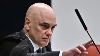 Novela "Vaza Toga 2" expõe gabinete paralelo do ministro Alexandre de Moraes. Relatório do Estado do Povo revela julgamentos prévios baseados em ideologias e preferências políticas, antes da audiência de custódia. Impeachment de Moraes ganha força, mas enfrenta obstáculos no Senado.