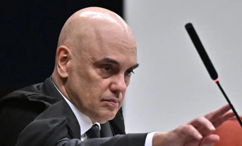 Vaza Toga 2: Gabinete Paralelo e Ideologia na Justiça de Moraes 1 Novela "Vaza Toga 2" expõe gabinete paralelo do ministro Alexandre de Moraes. Relatório do Estado do Povo revela julgamentos prévios baseados em ideologias e preferências políticas, antes da audiência de custódia. Impeachment de Moraes ganha força, mas enfrenta obstáculos no Senado.