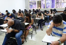 Mais de 744 mil candidatos preparam-se para o ENCEJA 2025 neste domingo. Descubra horários, regras e tudo o que precisa saber para realizar a prova com sucesso.