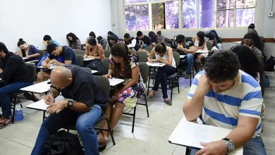 Mais de 744 mil candidatos preparam-se para o ENCEJA 2025 neste domingo. Descubra horários, regras e tudo o que precisa saber para realizar a prova com sucesso.