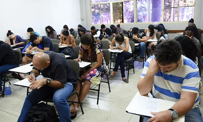 ENCEJA 2025: Horários, Regras e Tudo para Conquistar a Prova 1 Mais de 744 mil candidatos preparam-se para o ENCEJA 2025 neste domingo. Descubra horários, regras e tudo o que precisa saber para realizar a prova com sucesso.