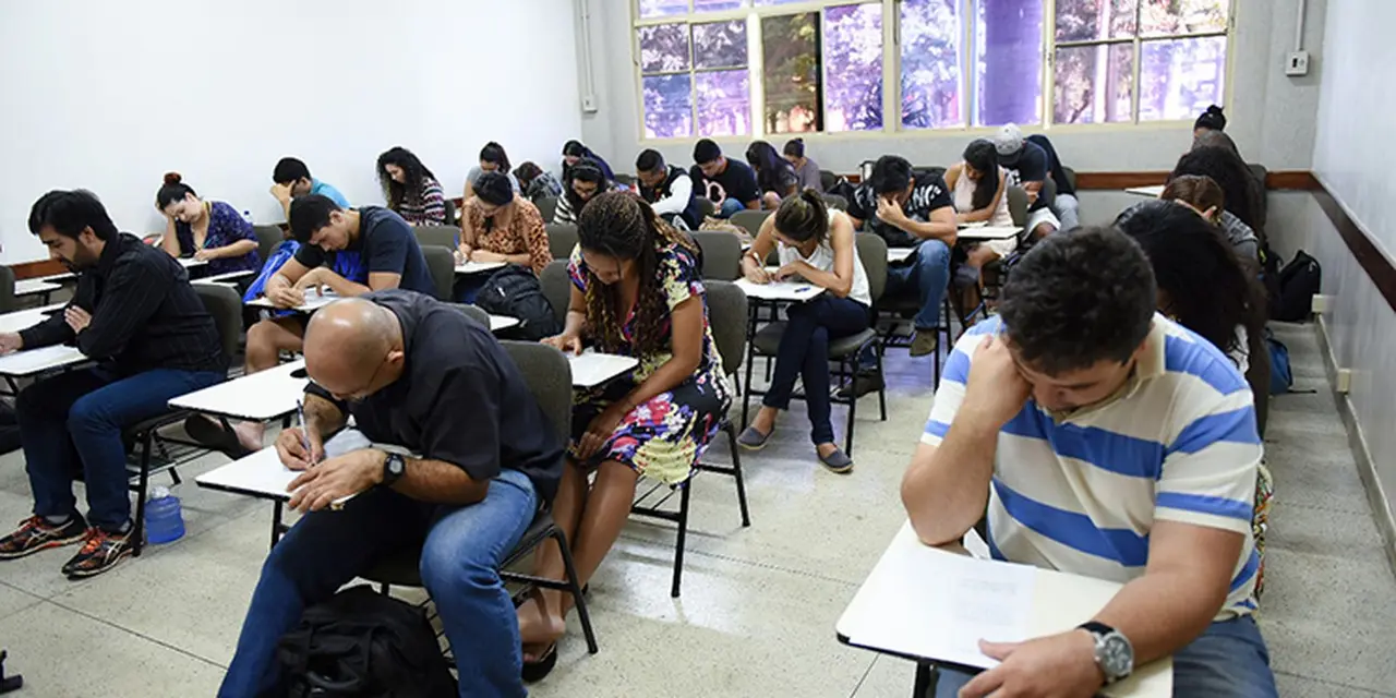 Mais de 744 mil candidatos preparam-se para o ENCEJA 2025 neste domingo. Descubra horários, regras e tudo o que precisa saber para realizar a prova com sucesso.