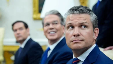 Militares americanos reforçam presença na América Latina e no Caribe para combater cartéis de drogas. O Comando Sul dos EUA recebeu navios, aeronaves e fuzileiros navais para enfrentar ameaças de organizações narcoterroristas.