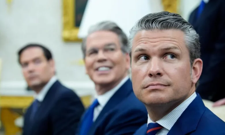 Militares americanos reforçam presença na América Latina e no Caribe para combater cartéis de drogas. O Comando Sul dos EUA recebeu navios, aeronaves e fuzileiros navais para enfrentar ameaças de organizações narcoterroristas.