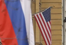 Escalada de tensões entre EUA e Rússia após Trump reduzir prazo para acordo de cessar-fogo na Ucrânia. Ameaças de sanções e declarações nucleares de Trump e Medvedev preocupam o mundo. Analistas consideram a retórica como teatro para o público interno.