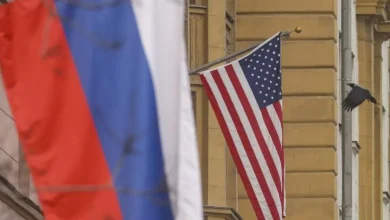 Escalada de tensões entre EUA e Rússia após Trump reduzir prazo para acordo de cessar-fogo na Ucrânia. Ameaças de sanções e declarações nucleares de Trump e Medvedev preocupam o mundo. Analistas consideram a retórica como teatro para o público interno.