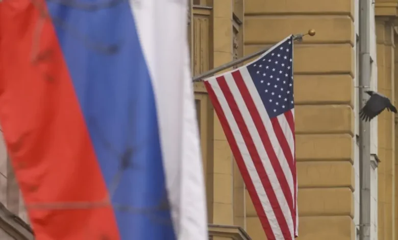 Trump acirra tensão com Rússia em meio a impasse na Ucrânia 1 Escalada de tensões entre EUA e Rússia após Trump reduzir prazo para acordo de cessar-fogo na Ucrânia. Ameaças de sanções e declarações nucleares de Trump e Medvedev preocupam o mundo. Analistas consideram a retórica como teatro para o público interno.