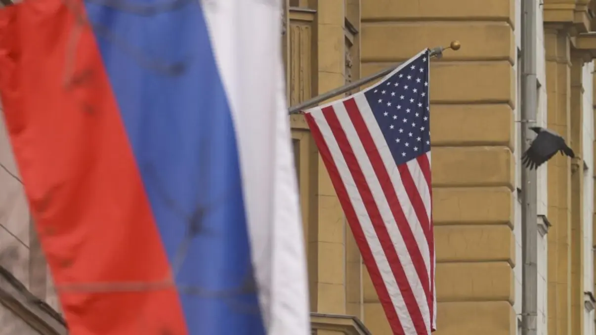 Escalada de tensões entre EUA e Rússia após Trump reduzir prazo para acordo de cessar-fogo na Ucrânia. Ameaças de sanções e declarações nucleares de Trump e Medvedev preocupam o mundo. Analistas consideram a retórica como teatro para o público interno.