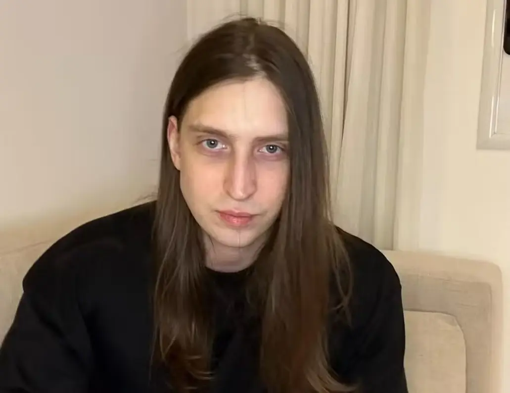 Influenciador Felca critica a exposição e sexualização de menores em plataformas online em novo vídeo polêmico. A produção busca conscientizar sobre os perigos da adultização precoce e seus impactos psicológicos e sociais.