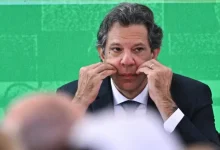 Ministro da Fazenda Fernando Haddad critica postura hostil dos EUA em relação ao Brasil, acusando grupos de extrema-direita de influenciar a decisão.