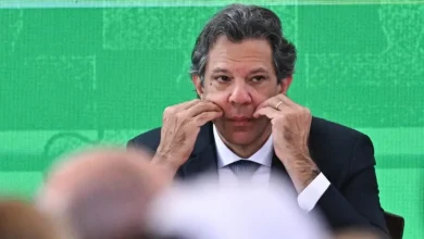 Ministro da Fazenda Fernando Haddad critica postura hostil dos EUA em relação ao Brasil, acusando grupos de extrema-direita de influenciar a decisão.