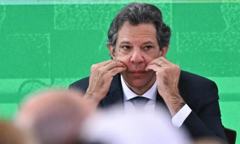 Haddad critica postura hostil dos EUA e acusa grupos de extrema-direita 1 Ministro da Fazenda Fernando Haddad critica postura hostil dos EUA em relação ao Brasil, acusando grupos de extrema-direita de influenciar a decisão.